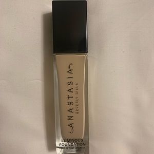 Anastasia Beverly Hills Luminous Foundation in 110C